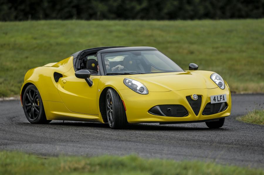  Alfa Romeo 4C Spider (960) 2015 года  (UK) (фото 1 из 23)